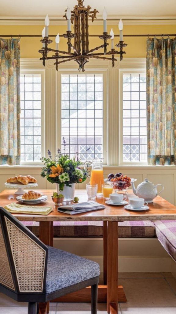 Confira aqui as 10 ideias simples de cortinas de cozinha que adicionam cor e elegância